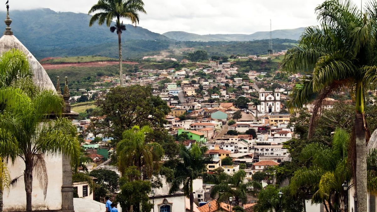 O Turismo de Base Comunitária (TBC) no Brasil destaca-se como uma modalidade única onde as comunidades locais são protagonistas na organização e oferta de serviços e produtos turísticos.