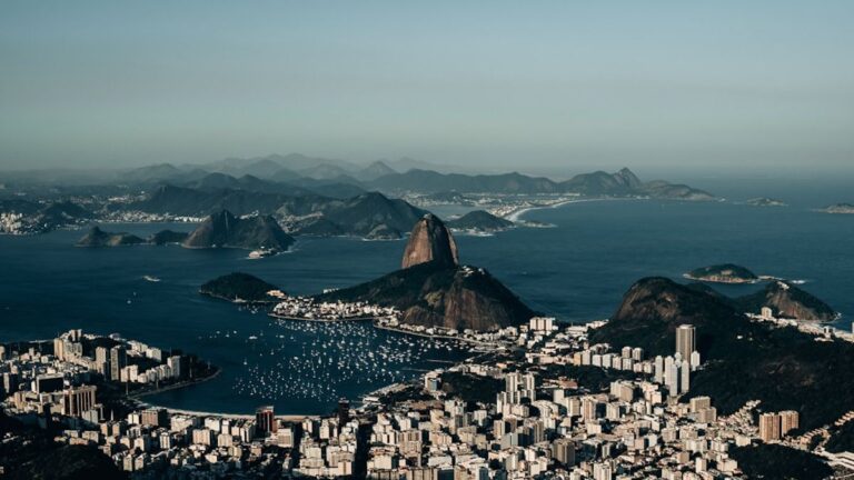 Comunidade ribeirinha na Amazônia brasileira recebendo turistas em uma experiência de turismo de base comunitária, com foco na cultura local e na natureza exuberante.