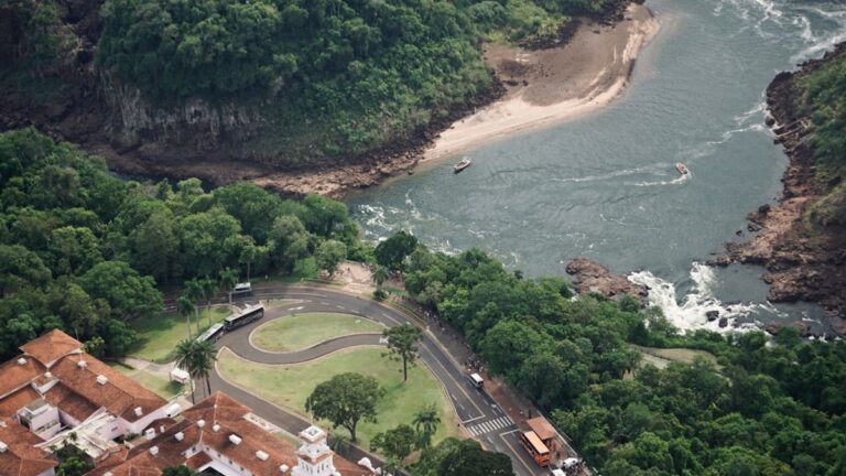Viajantes participando de uma atividade de reflorestamento em uma área natural preservada no Brasil, simbolizando o turismo regenerativo.